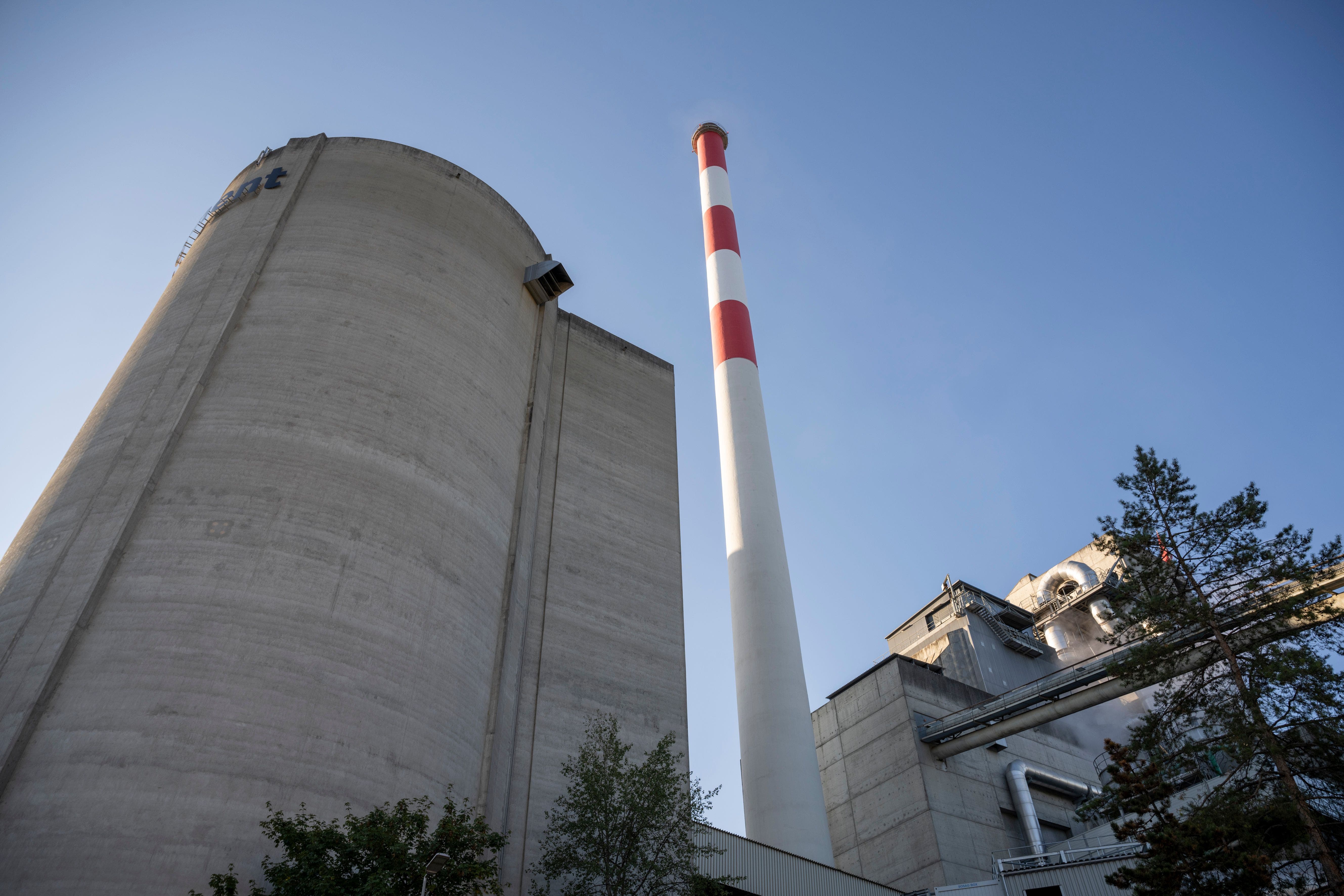 Das rund 70 Meter hohe Betonsilo der Jura-Cement-Fabriken in Möriken-Wildegg.