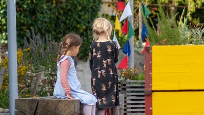 Mädchen spielen an der Entlisbergstrasse in Wollishofen. Vom 18. bis 25. September wurde dort die diesjährige Ausgabe von «Brings uf d'Strass» durchgeführt. (Mathias Förster)
