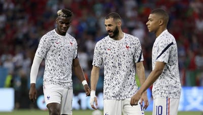 Als man noch Spass miteinander hatte: Die "schweren Jungs" Paul Pogba, Karim Benzema und Kylian Mbappé während der EM vor zwei Jahren. (Keystone)
