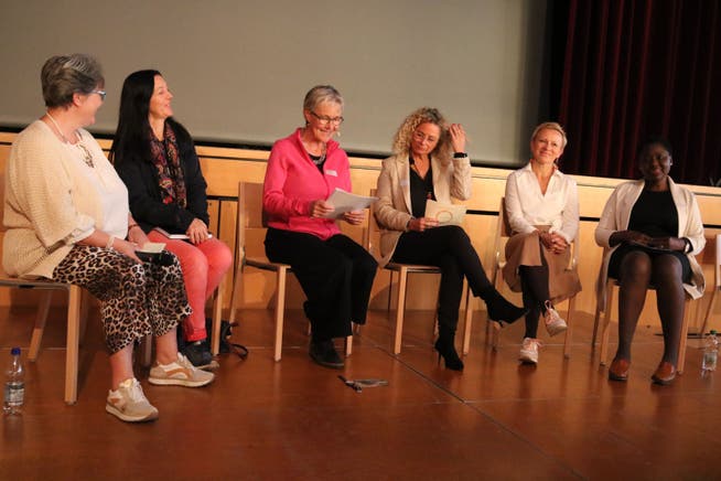 Teilnehmerinnen der Diskussionsrunde: Rosa Maria Carvalho, Slavica Lapcevic, Moderatorin Verena Wüthrich, Romina Gugliucci, Iryna Litvinka und Rita Kobler.