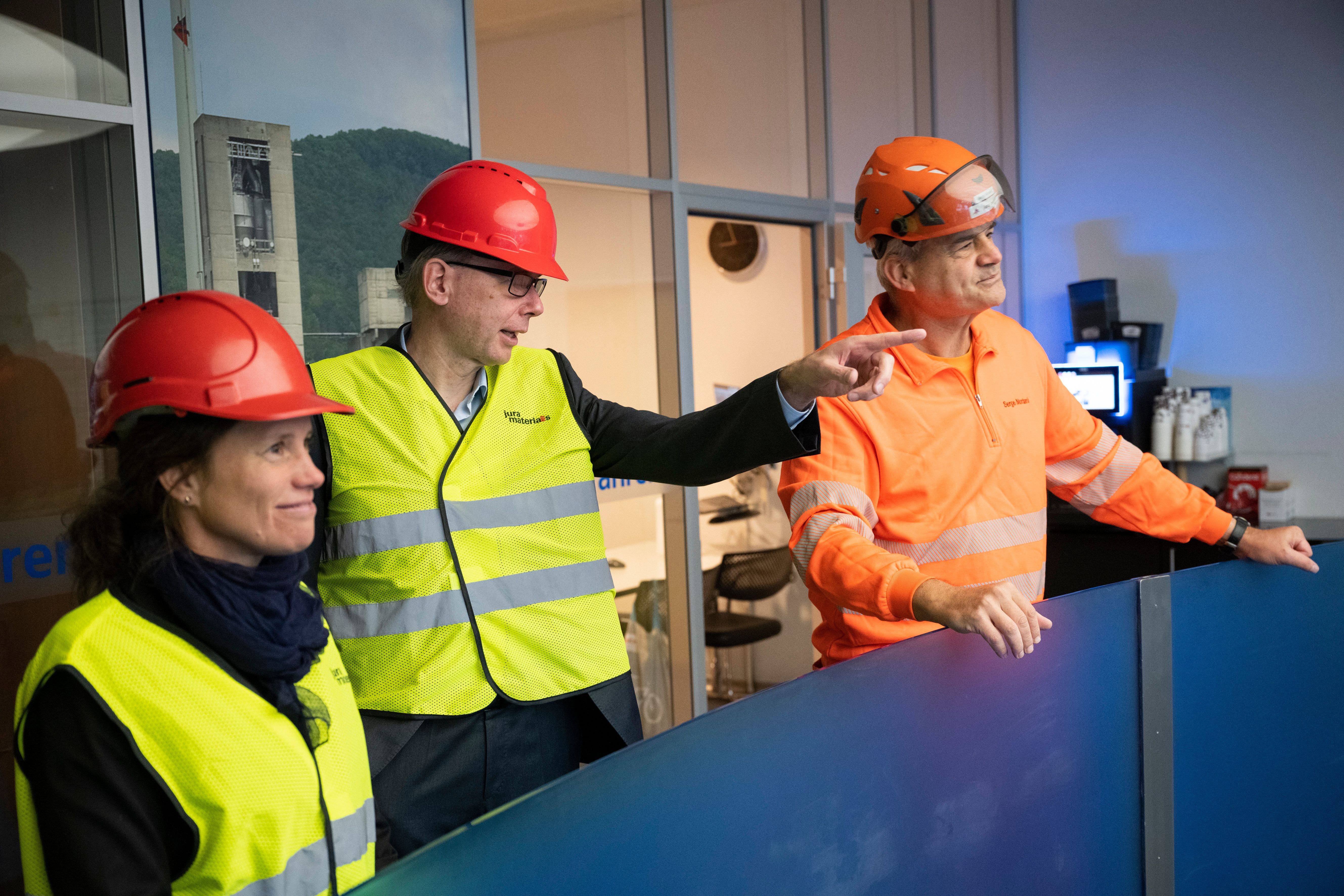 Verena Rohrer, Leiterin Aargau Services Standortförderung, zusammen mit Dieter Egli und Serge Montani, Leiter Produktion JCF, im Kommandoraum des Werks.