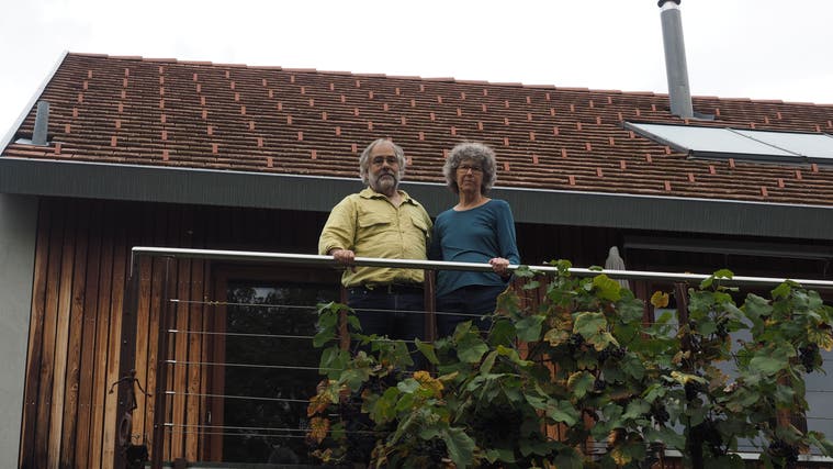 Thomas und Hanni Schirmann wollen auf ihrem Dach eine Aufdach-Solaranlage installieren, bekommen aber nur die Erlaubnis für eine Indach-Anlage. (Thomas Wehrli)