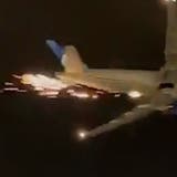 «Oh mein Gott!» Planespotter filmt, wie Boeing 777 Funken sprüht und Teile verliert