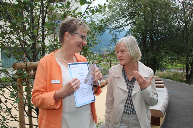 Theres Meierhofer (links), Leiterin des Alters- und Pflegeheims Erlenhaus, wurde mit dem Fokuspreis von Alzheimer Ob- und Nidwalden ausgezeichnet. Neben ihr Laudatorin Margrit Freivogel, die erste Geschäftsleiterin von Alzheimer Ob- und Nidwalden.