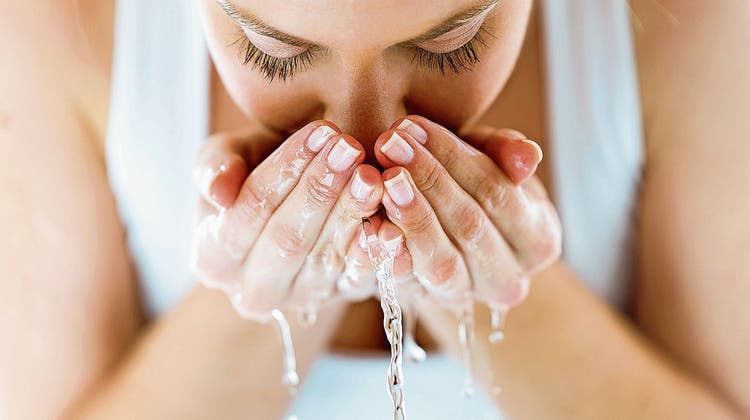 Irrglaube: Wasser allein schafft es nicht, die Gesichtshaut gründlich zu reinigen. Mehr noch, es kann sie auf Dauer austrocknen. (Shutterstock)