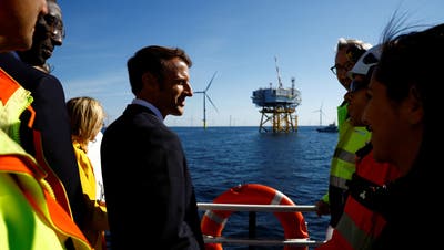 Emmanuel Macron eröffnete den Offshore-Windpark in Saint-Nazaire. (Keystone)