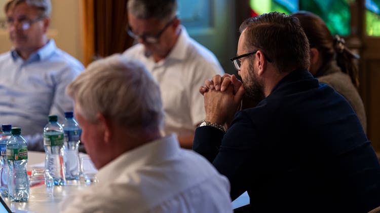 Wenn nur noch Beten hilft: ein Bild aus der diesjährigen Fragestundensitzung des Gemeinderats. (Bild: Reto Martin)