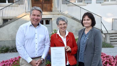Die Stiftungsräte Linus Schmid und Marie-Louise Rüetschi (rechts) mit Preisträgerin Ursula Brun Klemm (Mitte). (Horatio Gollin / Aargauer Zeitung)