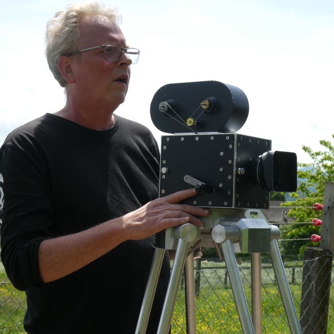 Edwin Sprenger und seine selbstgebaute 35-mm-Stummfilmkamera.