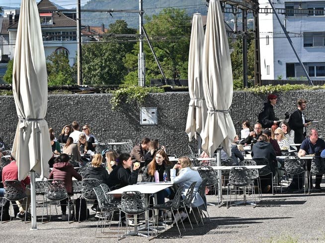 Die Terrasse vor dem Hauptgebäude der Fachhochschule in Olten ist bei schönem Wetter der Treffpunkt fürs Zmittag.