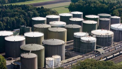 In solchen Tanks lagern die Ölreserven der Schweiz. (Keystone)