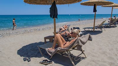 Touristen entspannen auf Kreta. Jetzt sollen sie auch über den Winter nach Griechenland kommen, um Heizkosten zu sparen. (Nicolas Economou / Getty)