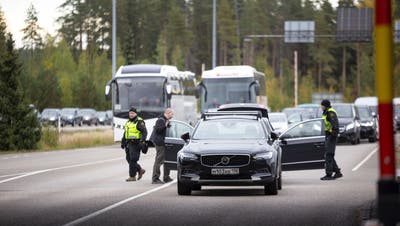 Stau an der russisch-finnischen Grenze: Tausende Russen versuchen sich wegen dem drohenden Kriegsdienst ins Ausland abzusetzen. (Sasu Makinen / AP)