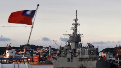 Reiseziel mit politischer Brisanz: eine Fregatte von Taiwans Marine im Hafen von Keelung (5. August 2022). (keystone / epa / Richard B. Tongo)