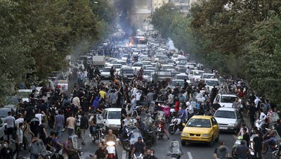 Der Tod einer 22-Jährigen nach Polizeigewahrsam löst im Iran Proteste aus, so wie auch hier in der Hauptstadt Teheran. (AP)
