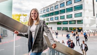 Die Luzernerin Alina Krebs hat diesen Sommer den Master in Recht an der Universität Luzern abgeschlossen. (Bild: Nadia Schärli(Luzern, 21. September 2022))