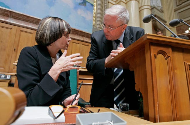 The former government members Micheline Calmy-Rey (SP) and Christoph Blocher (SVP) - here in Parliament in 2007 - are for once of the same opinion.