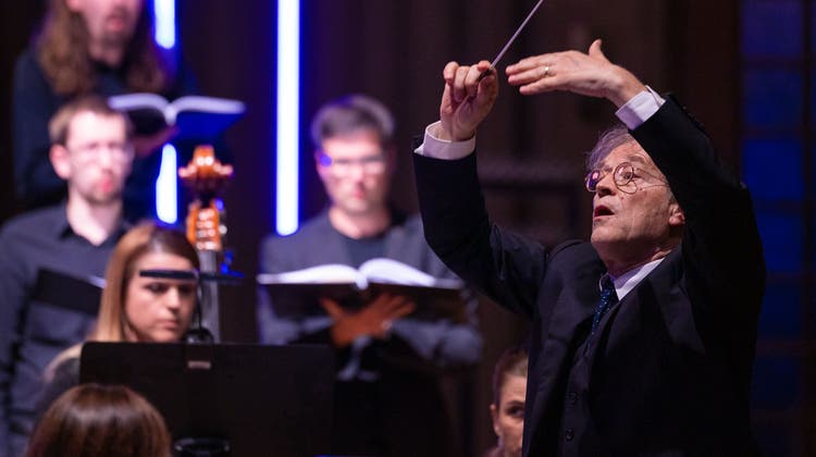 Ludwig Wicki dirigiert den 21st Century Chorus und Salon-Orchester in der Maihofkirche. (Martin Dominik Zemp)