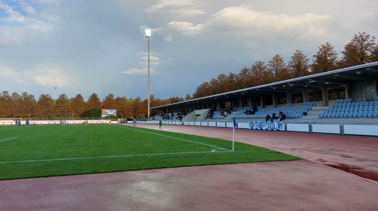 Rund 200 Fans verfolgten die einseitige Partie im Leichtathletikstadion St. Jakob. (Benjamin Netz)