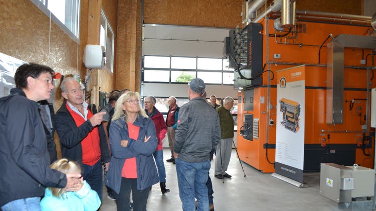 Die Besucher zeigen grosses Interesse an der Fernwärme-Heizzentrale der Ortsgemeinde in Alt St.Johann. (Bild: Adi Lippuner)