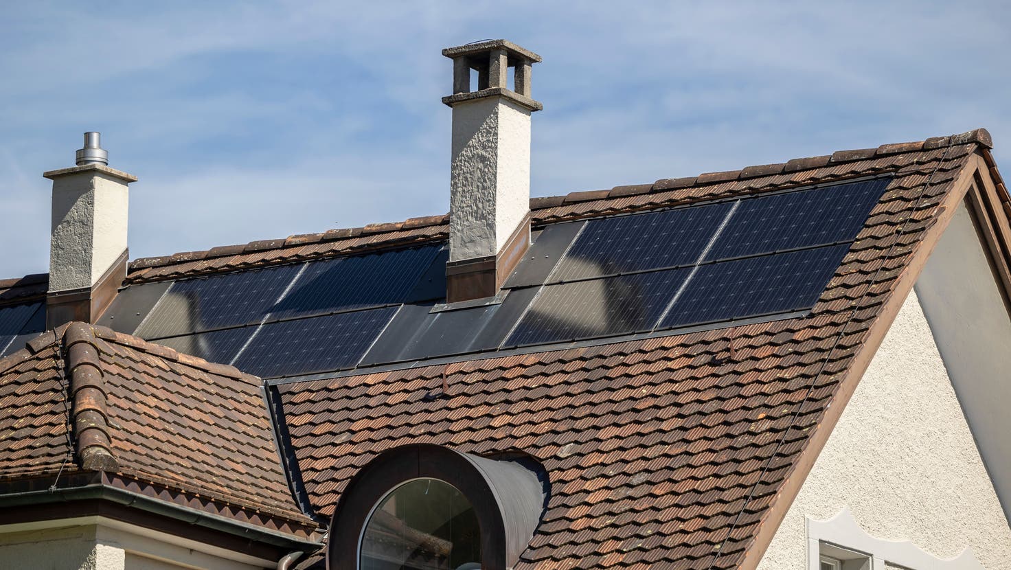 Wer auf bestehende Häuser eine Solaranlage baut, wird steuerlich begünstigt. Wer dies bei Neubauten tut, nicht. (Patrick Hürlimann)