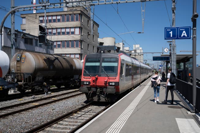 Bahnkomposition an der Station Siggenthal. Die S19 soll mit dem Ausbauschritt 2035 in der Hauptverkehrszeit nicht mehr bis Koblenz, sondern nur bis Döttingen, offenbar gar sogar nur noch bis Siggenthal-Würenlingen fahren. Das wäre ein enormer Rückschritt. Der Regierungsrat wehrt sich heftig dagegen.