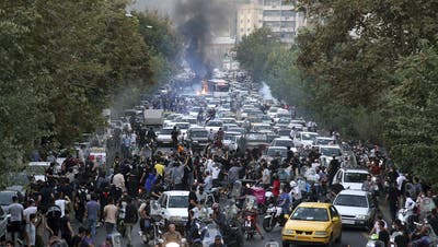 In Teheran und anderen iranischen Städten dauert der Aufstand gegen das Mullah-Regime an. Quellen vermelden Dutzende von Toten über das Wochenende. (AP)