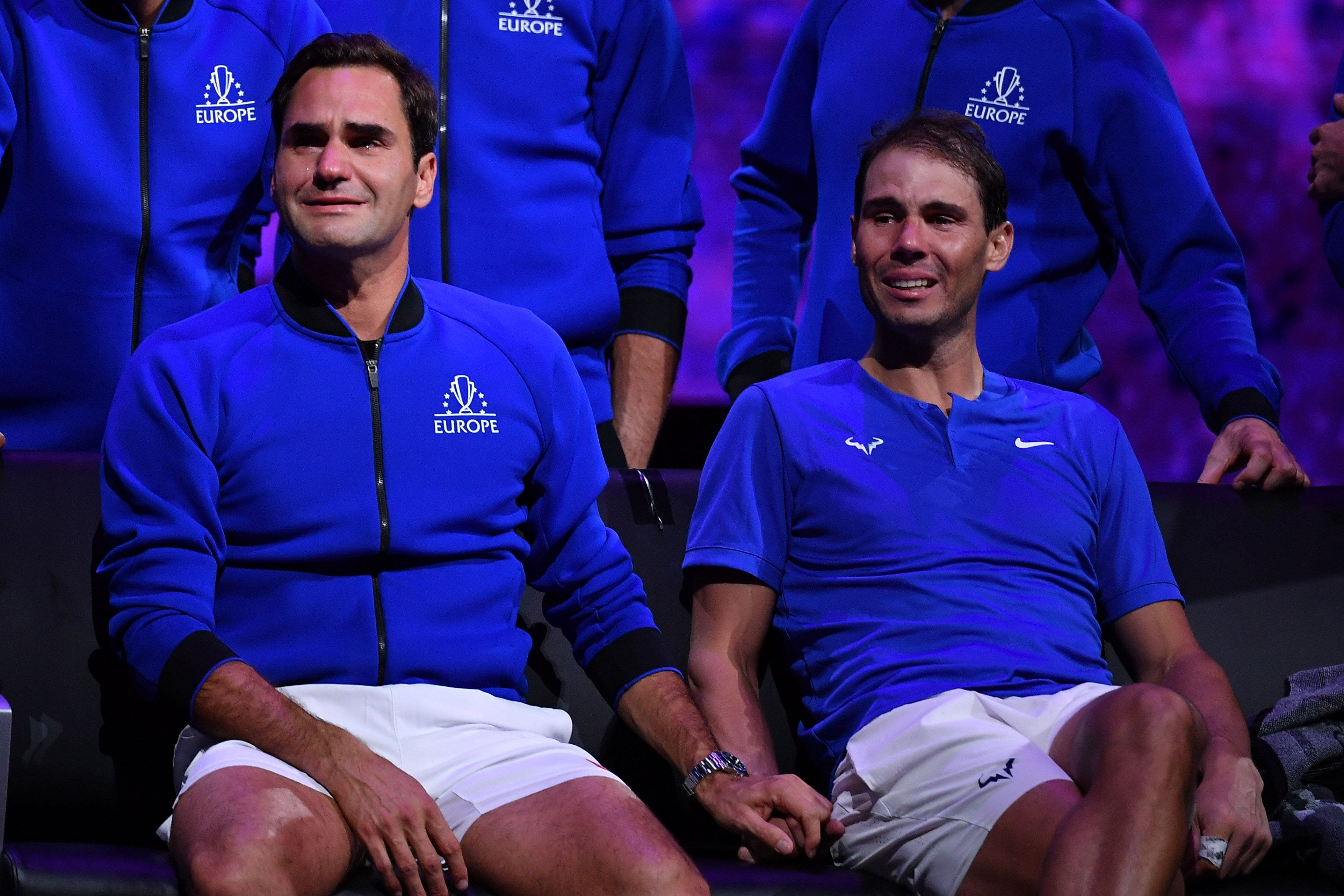 Ein Bild für die Ewigkeit: Roger Federer und Rafael Nadal händehaltend mit Tränen in den Augen .