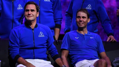 Ein Bild für die Ewigkeit: Roger Federer und Rafael Nadal, zwei Rivalen, die zu Freunden wurden, verbunden durch die Geschichte. (Antoine Couvercelle/Freshfocus / Panoramic)