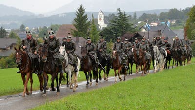 Die Kavallerie beim Schützenhaus oberhalb von Lostorf. Der Gedenkritt erinnert an die Abschaffung der Kavallerie in der Schweizer Armee. (Hans Peter Schläfli)