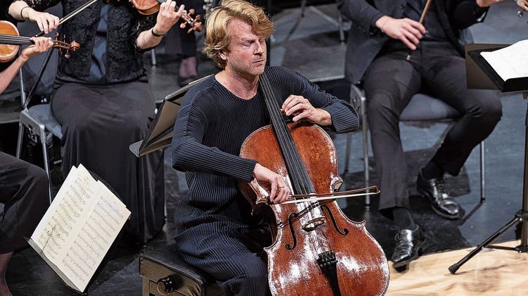 Cellist Julian Steckel und die Zuger Sinfonietta überzeugten in Schumanns Cellokonzert in a-Moll. (Bild: Roger Zbinden (cham, 24. September 2022) / Neue Luzerner Zeitung)