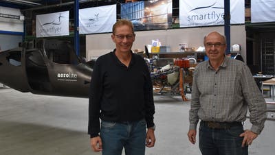 Rolf Stuber, CEO Smartflyer (links), und sein Stellvertreter Philipp Glocker vor der Rumpfschale in der neu bezogenen Halle im Selzacher Industriequartier. (Peter Brotschi)