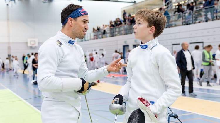 Max Heinzer (links) gibt Tipps an einen Junior. (Bild: Philipp Schmidli (Luzern, 24. September 2022))