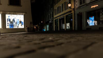 Bei einigen brennt Licht, bei anderen nicht: Schaufenster in der Aarauer Altstadt. (Fabio Baranzini)
