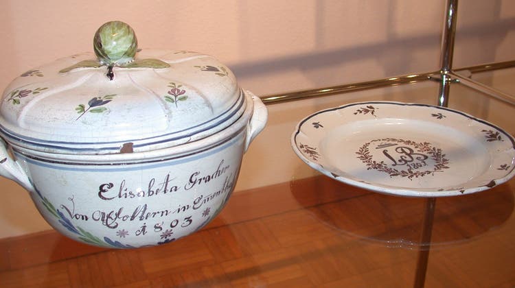 Eine Terrine für Elisabeth «Gracher» gehörte einer Elisabeth Bracher aus dem Emmental. Ein Teller von 1801. «LB» bleibt unbekannt. (Fränzi Zwahlen)