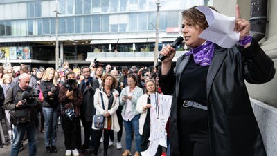 Tamara Funiciello spricht vor Demonstranten in Bern. (Keystone)