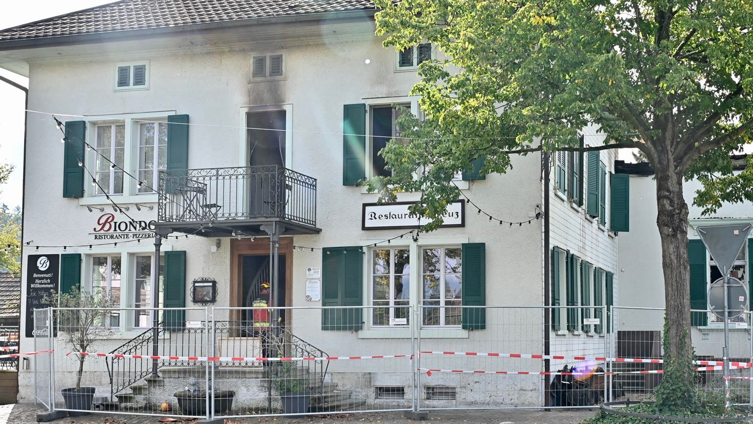 Von aussen zeugt nur der Russ vom Brand im Restaurant Biondo in Deitingen. (Bruno Kissling)