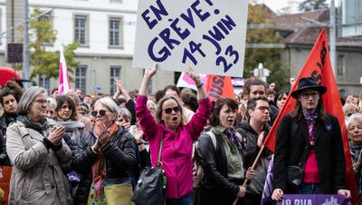 Frauen protestieren gegen den Volksentscheid und rufen zu einem Streik 2023 auf. (Keystone)