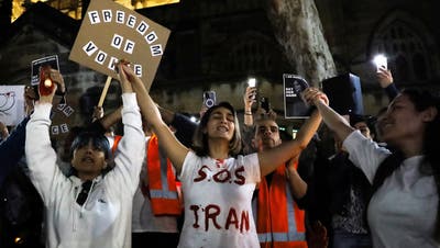 Demonstranten halten weltweit Mahnwachen für die 22-jährige Mahsa Amini. (Rounak Amini / EPA)