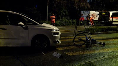 Autolenkerin kollidiert in Bülach mit 57-jährigem Velofahrer und verletzt ihn