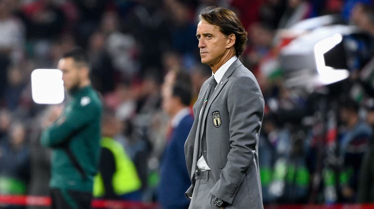 Pure Freude sieht anders aus: Italiens Nationaltrainer Roberto Mancini während des entscheidenden Gruppenspiels in der Nations League in Ungarn. (Tamas Kovacs / EPA)