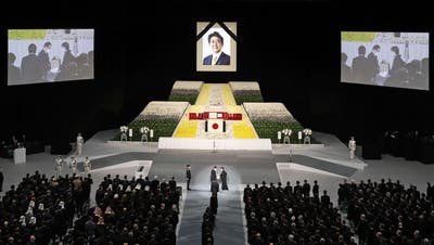 Akie Abe, die Ehefrau des ehemaligen Premierministers Shinzo Abe, trägt eine Aschenurne, als sie zum Staatsbegräbnis ihres Mannes im Nippon Budokan in Tokio, Japan, ankommt. (Kiyoshi Ota / Pool / EPA)