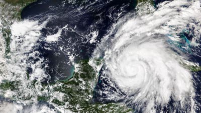 Dieses von der NASA veröffentlichte Satellitenbild vom 26. September 2022 zeigt den Hurrikan Ian, der immer stärker wird, während er sich auf Kuba zubewegt. Ian sollte die Westspitze Kubas als schwerer Hurrikan treffen und dann zu einer noch stärkeren Kategorie 4 mit Spitzenwinden von 225 km/h über dem warmen Golf von Mexiko werden, bevor er Florida erreicht. (AP)