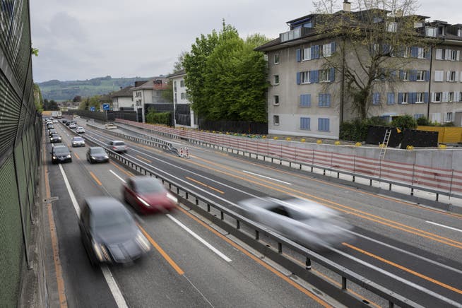 Der Strassenverkehr beansprucht in der Schweiz einen Drittel des Siedlungsgebiets. (Symbolbild)