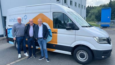 Verwaltungsratspräsident Ulrich Knopp, CEO Martin Hintermann und Gründer Daniel L. Deck vor ihrem mit Brennstoffzellen betriebenen e-Crafter. (zvg/Whitecell Power AG)