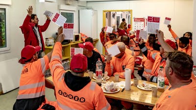 Die Bauarbeiter am Bahnhof Liestal stimmen über einen Streik ab. (Kenneth Nars)