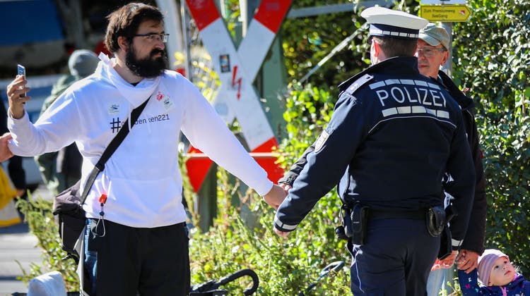 Unter Beobachtung der Konstanzer Polizei bildeten Demonstrierende im Oktober 2020 eine Friedenskette in Konstanz. (Bild: Raphael Rohner (03. Oktober 2020))