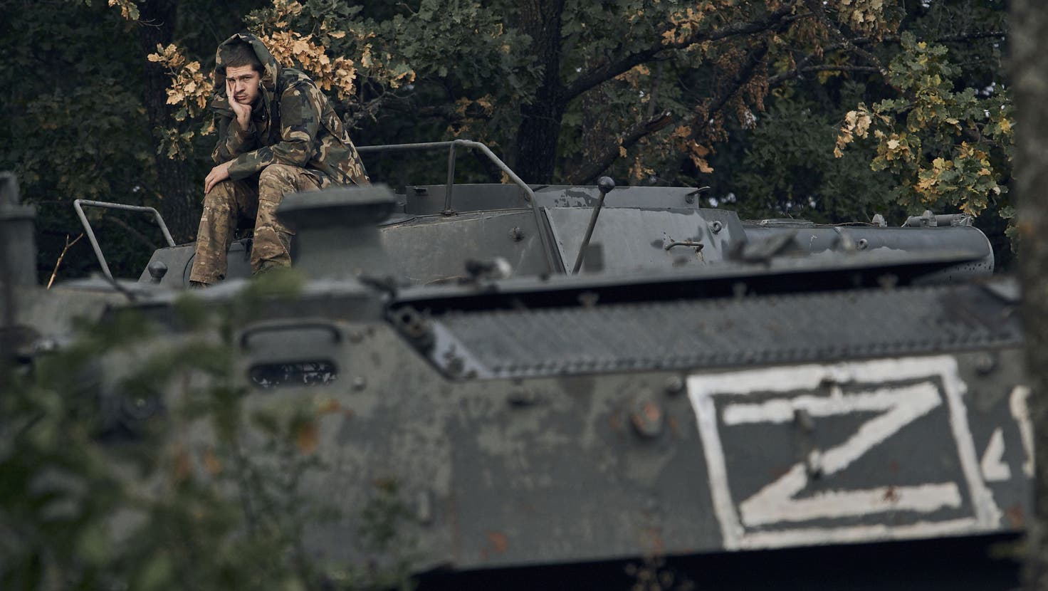 Hohe Verluste an Mensch und Material: Ein ukrainischer Soldat sitzt in der Region Isjum auf einem von russischen Truppen zurückgelassenen Panzer. (Kostiantyn Liberov / AP)