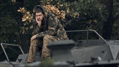 Hohe Verluste an Mensch und Material: Ein ukrainischer Soldat sitzt in der Region Isjum auf einem von russischen Truppen zurückgelassenen Panzer. (Kostiantyn Liberov / AP)