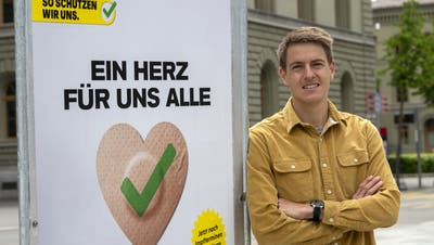 Ein Athlet mit vielen Interessen: Hier posiert OL-Läufer Matthias Kyburz für die Corona-Plakatkampagne des BAG. (Keystone)